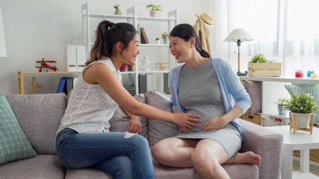 Ilustrasi ibu hamil bersama dengan keluarga. Foto: PRPicturesProduction/Shutterstock