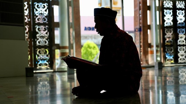Seorang warga Aceh beriktikaf dalam masjid di bulan Ramadhan tahun 2021 lalu. Foto: Suparta/acehkini