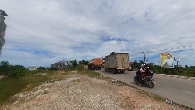 Foto : Tampak kendaraan besar melintasi di Jalan Pangkalan Bun - Kotawaringin Lama.