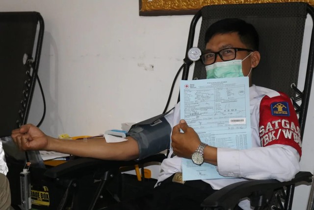 Musta'in (Kasubsi Sarana Kerja Lapas Banyuwangi) Sedang Melaksanakan Donor Darah
