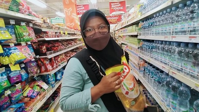 Cegah Aksi Borong, Beli Minyak Goreng di Supermarket Brebes Wajib Cap Jari (84238)