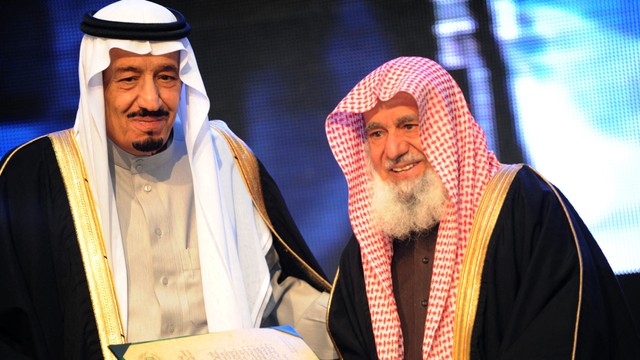 Raja Salman bin Abdul Aziz (kiri) memberikan hadiah kepada Sheikh Sulaiman bin Abd Al-Alaziz Al-Rajhi dari Arab Saudi di Riyadh pada 06 Maret 2012. Foto: Fayez Nureldine/AFP