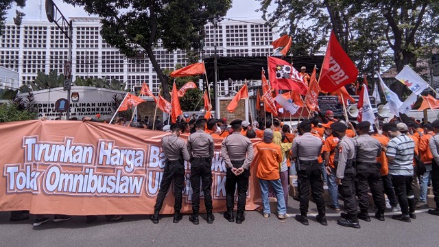 Demo Partai Buruh di depan Gedung KPU RI, Menteng, Jakarta Pusat. Foto: Jonathan Devin/kumparan