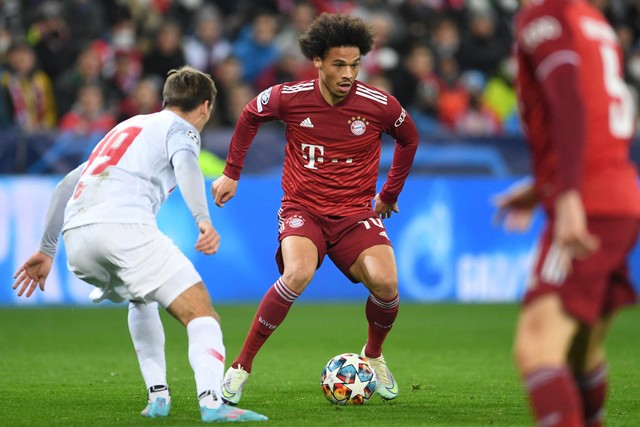 Pemain Bayern Muenchen Leroy Sane berusaha melewati pemain RB Salzburg pada pertandingan 16 besar Liga Champions di Red Bull Arena, Salzburg, Austria. Foto: KERSTIN JOENSSON / AFP