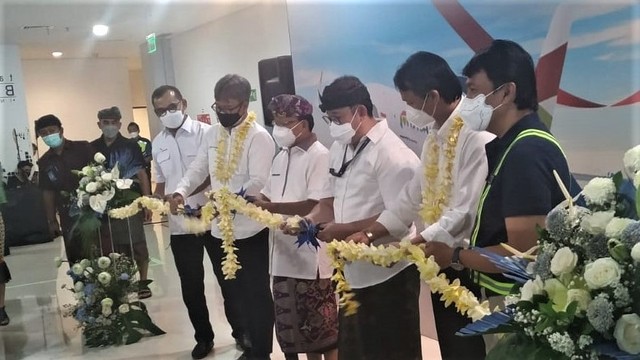 Gubernur Bali Wayan Koster saat melakukan penyambutan penerbangan perdana Pelita Air di Bandara Ngurah Rai, Bali - ROB