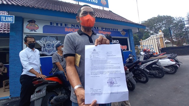 Mantan Wali Kota Solo, FX Hadi Rudyatmo, menunjukkan surat konfirmasi ETLE di posko ETLE Mapolresta Solo, Rabu (23/03/2022). FOTO: Agung Santoso