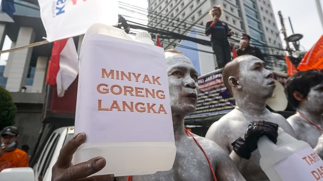 Teaterikal saat aksi unjuk rasa di depan kantor Kementerian Pedagangan di kawasan Gambir, Jakarta Pusat pada Selasa (22/3/2022). Foto: Iqbal Firdaus/kumparan
