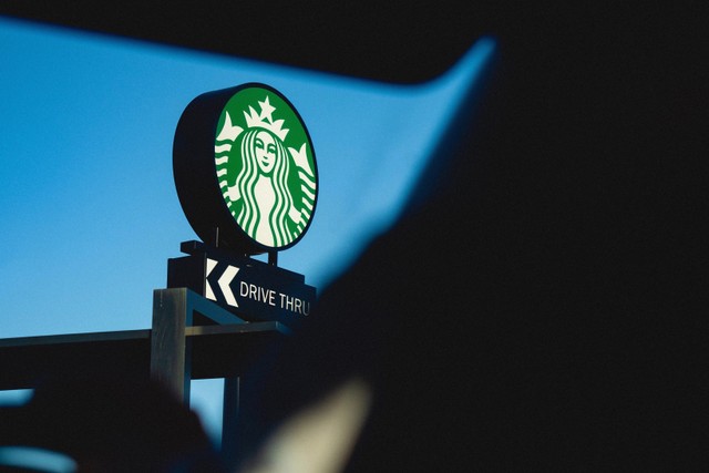 Logo Starbucks, photo by Hamza Inayat on Unsplash