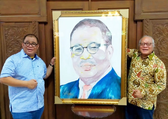 Rektor Universitas Moestopo, Prof. Dr. Rudy Harjanto, M.Sn. berkunjung ke kediaman Ketua Pengurus Yayasan UPDM Drs. Hartono Laras, M.Si. Foto: Dokumen UPDM (B)