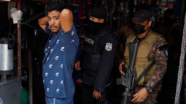 Tentara bersenjata lengkap berpatroli di jalan di pusat kota San Salvador, El Salvador, Senin (25/4). Foto: Jose Cabezas/Reuters