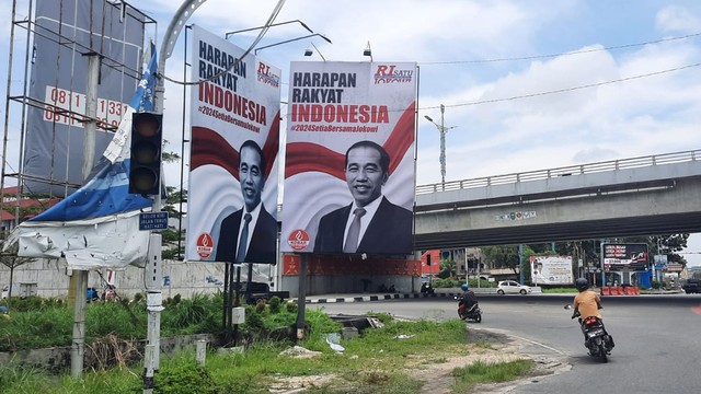 SPANDUK Presiden Jokowi berisikan tulisan "Harapan Rakyat Indonesai" dan hastag #2024SetiaBersamaJokowi, terpasang di Flyover Simpang Mal SKA dan Soekarno-Hatta, Selasa (8/3/2022). (FOTO: SELASAR RIAU/DEFRI CANDRA)