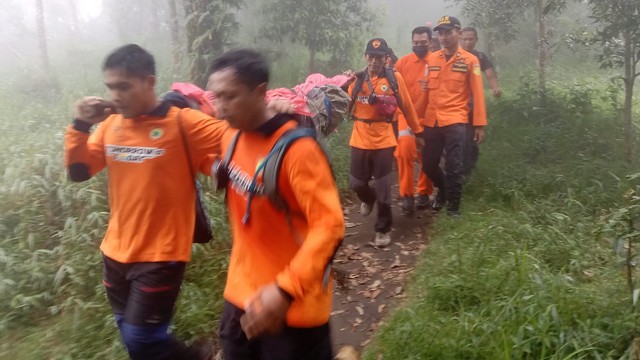 Tim SAR gabungan mengevakuasi pendaki yang meninggal di Gunung Lawu, Karanganyar. FOTO: Dok Istimewa