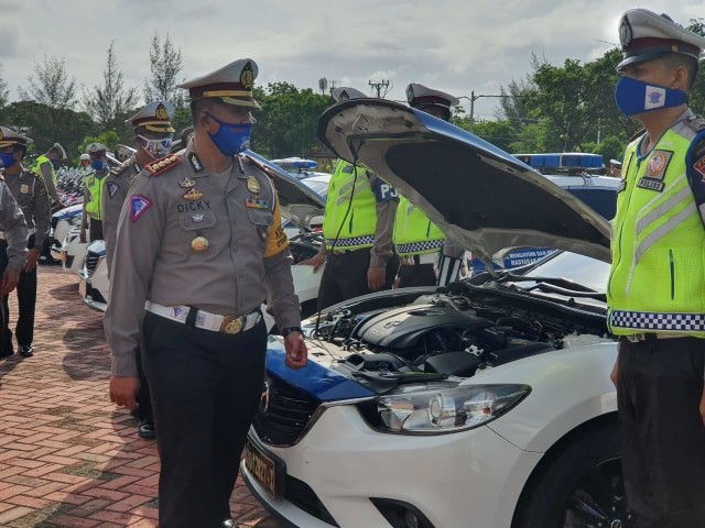 Dirlantas Polda Aceh, Kombes Pol Dicky Sondani mengecek kendaraan dinas pada gelar pasukan, Jumat (22/5/2020). Foto: Humas Polda Aceh