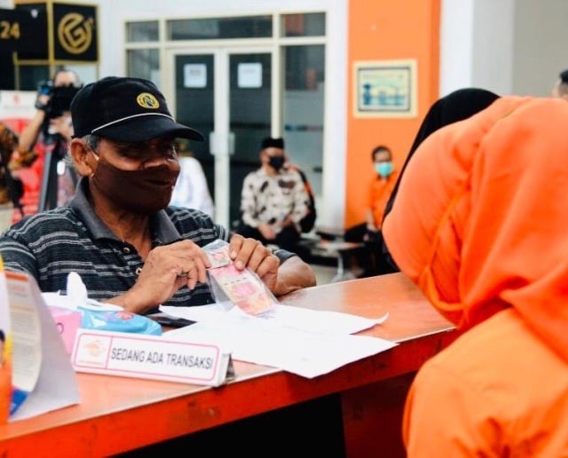 Warga saat menerima penyerahan Bantuan Sosial Tunai (BST) di Kantor Pos. Foto: Lukas - Biro Pers Sekretariat Presiden