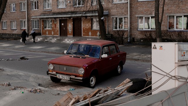 Sebuah mobil diparkir di sebelah barikade jalan, saat invasi Rusia ke Ukraina berlanjut, di Kiev, Ukraina, Senin (28/2/2022). Foto: Jedrzej Nowicki/Agencja Wyborcza.pl via REUTERS