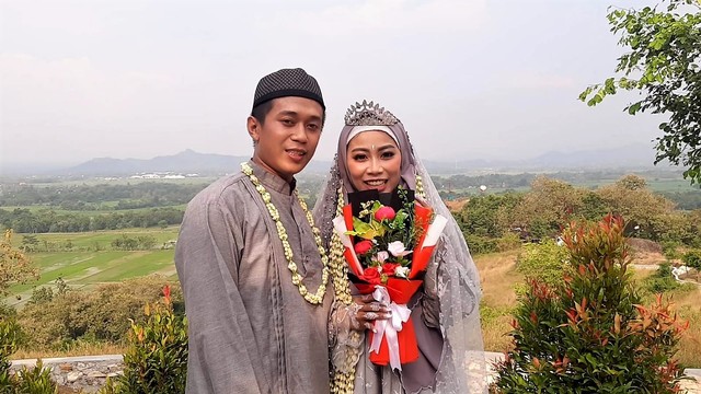 Pasangan Rifan dan Azizah yang menikah di Gunung Pegat, Sukoharjo. FOTO: Agung Santoso