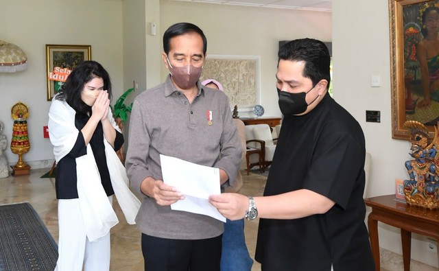 Menteri BUMN, Erick Thohir temui Joko Widodo dan Ibu Iriana di Istana Tampaksiring. Foto: Dok. Istimewa
