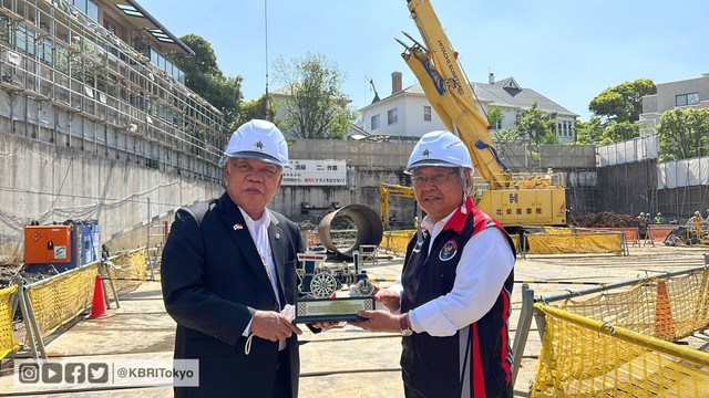 Dubes Heri Akhmadi dampingi Menteri PUPR Basuki Hadimuljono meninjau pembangunan gedung baru KBRI Tokyo. Foto KBRI Tokyo