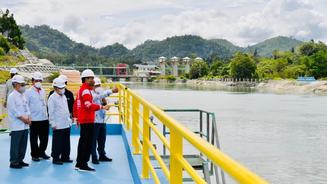 Presiden Republik Indonesia, Joko Widodo (Jokowi) meresmikan Poso Energy, unit pembangkit listrik tenaga air (PLTA) milik Kalla Group. Foto: kumparan