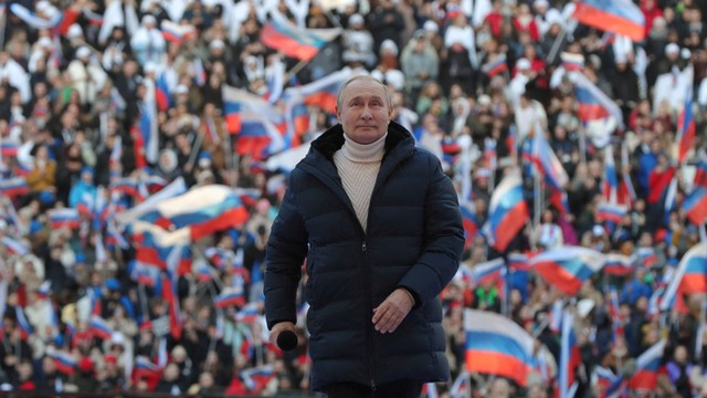 Presiden Rusia Vladimir Putin menghadiri acara yang menandai ulang tahun kedelapan pencaplokan Krimea oleh Rusia di Stadion Luzhniki di Moskow, Rusia, Jumat (18/3/2022). Foto: Sputnik/Mikhail Klimentyev/Kremlin via Reuters