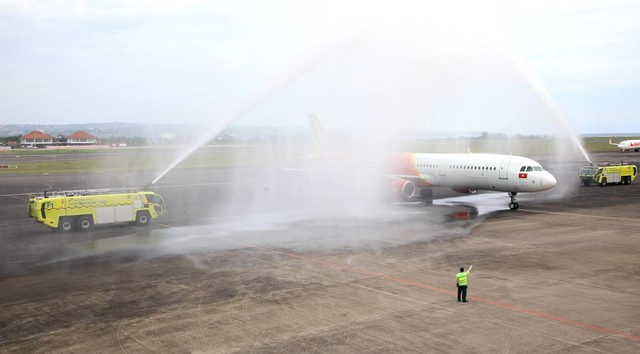 Prosesi seremonial water salute bagi pesawat VietJet Air, pada Kamis (28/04) di Bandara Ngurah Rai, Bali - IST