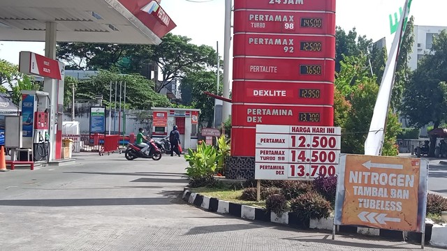 Spanduk pemberitahuan harga terbaru BBM jenis Pertamax yang terpasang di SPBU Pertamina Jl Kemang Raya Mampang Prapatan, Jakarta Selatan, Minggu (3/4/2022). Foto: Akbar Maulana/kumparan