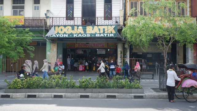 Suasana Malioboro, Kota Yogyakarta. Ikon Yogya itu masih jadi favorit wisatawan pada long weekend, Sabtu (26/2). Foto: Arfiansyah Panji Purnandaru/kumparan