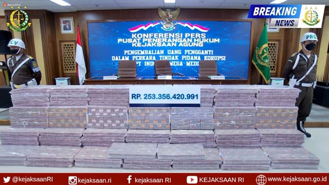 Tumpukan uang pengganti kasus korupsi PT. Indosat Mega Media (IM2) yang dieksekusi Kejaksaan. Foto: Youtube/@Kejaksaan RI