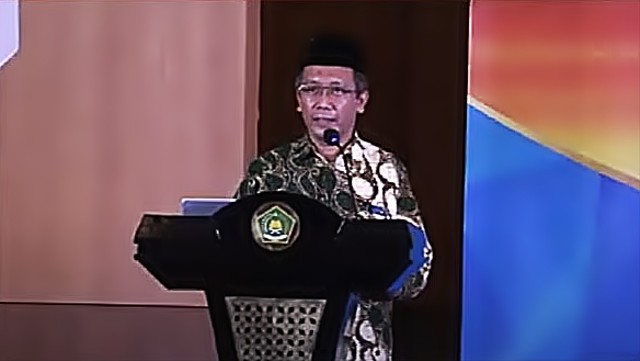 Prof. H. Thomas Djamaluddin, M.Si saat seminar Posisi Hilal Penentu Awal Ramadan 1443H/2022M.  Foto: Youtube/@Bimas Islam TV