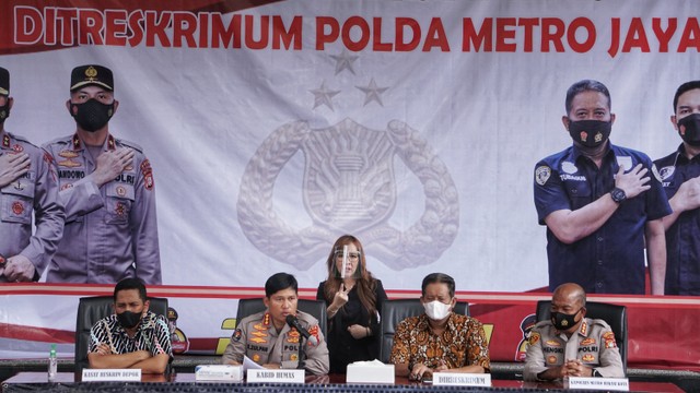 Polda Metro Jaya menggelar konferensi pers pengungkapan kasus wilayah Polda Metro Jaya di halaman Gedung Reskrimum Polda Metro Jaya, Jakarta, Jumat (11/3/2022).
 Foto: Jamal Ramadhan/kumparan