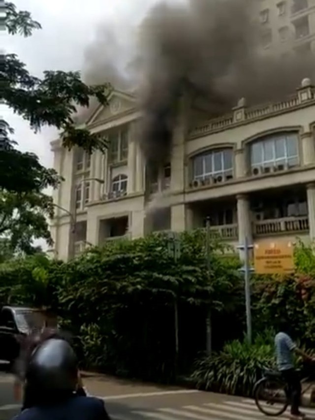 Apartemen Palazzo di Kemayoran terbakar, Selasa (19/4/2022). Foto: Dinas Gulkarmat DKI Jakarta