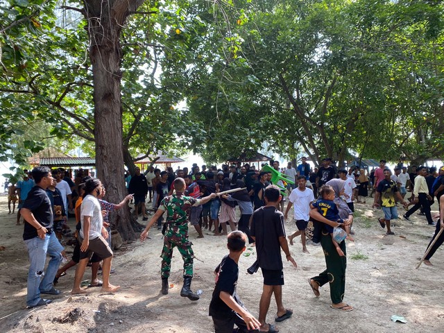 Petugas TNI saat membubarkan pemuda yang berkelahi. Foto: Samsul/cermat 