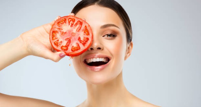 Ilustrasi manfaat tomat untuk wajah. Foto: iStock