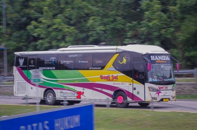 Ilustrasi bus Dewi Sri Foto: Instagram/ @trukkuningancctv