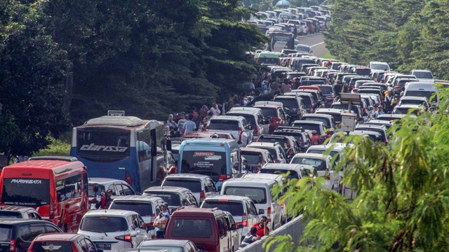 Antrean sejumlah kendaraan di Tol Jagorawi menuju kawasan wisata Puncak, Ciawi, Kabupaten Bogor, Jawa Barat, Rabu (4/5/2022).  Foto: Yulius Satria Wijaya/ANTARA FOTO