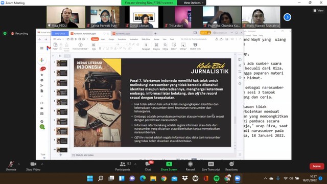 Sesi pemaparan materi mengenai keyword dan kode etik jurnalistik yang dibagikan oleh Riza Marzuqi selaku Pimpinan Redaksi Hariane.com di PT Deras Literasi Indonesia pelatihan content writer sesi ketiga di hari Selasa (18/01/22). Sumber: dokumentasi pribadi.