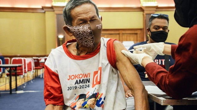 Seorang pria lanjut usia menerima vaksin Sinovac Covid-19 dalam vaksinasi massal di Bogor, Jawa Barat, 5 Oktober 2021.