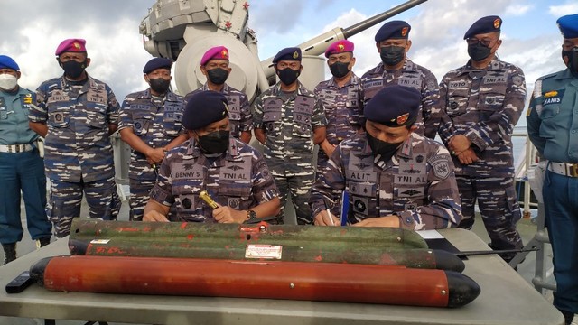 Pangkalan Utama TNI Angkatan Laut VI (Lantamal VI) mengevakuasi benda mirip rudal yang ditemukan nelayan di perairan Kabupaten Selayar, Sulawesi Selatan. Foto: Lantamal VI