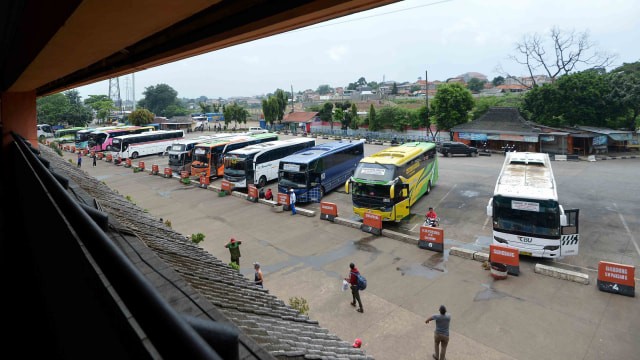 Sejumlah bus terparkir di Terminal Kampung Rambutan, Jakarta, Senin (30/3/2020). Foto: Antara/Aditya Pradana Putra