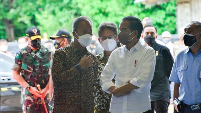 Menperin Agus Gumiwang Kartasasmita mendampingi Presiden Jokowi saat memantau vaksinasi booster bagi pekerja industri, Kamis (24/2/2022). Foto: Dok. Kemenperin