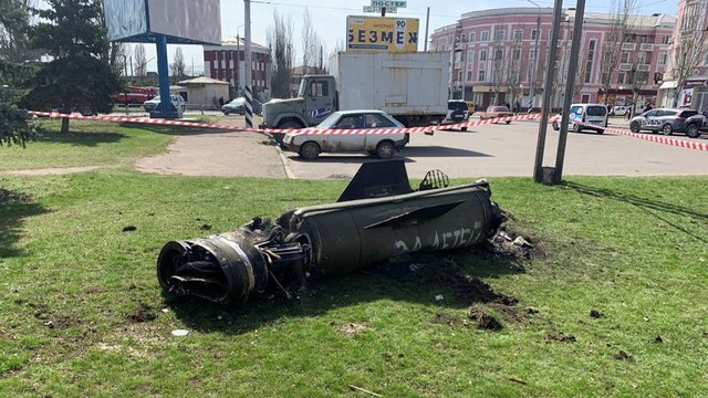 Sisa-sisa roket dengan tulisan 'untuk anak-anak kita' tergeletak di area rumput, setelah serangan roket di stasiun kereta api di kota timur Kramatorsk, di wilayah Donbass. Foto: Herve BAR / AFP