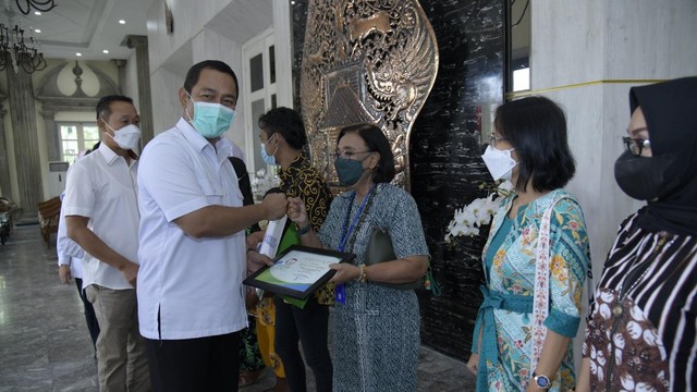 Wali Kota Semarang, Hendrar Prihadi, menyerahkan Sertifikat Gerakan Nasional Peduli Pekerja Rentan serta santunan jaminan sosial ketenagakerjaan Foto: Pemkot Semarang
