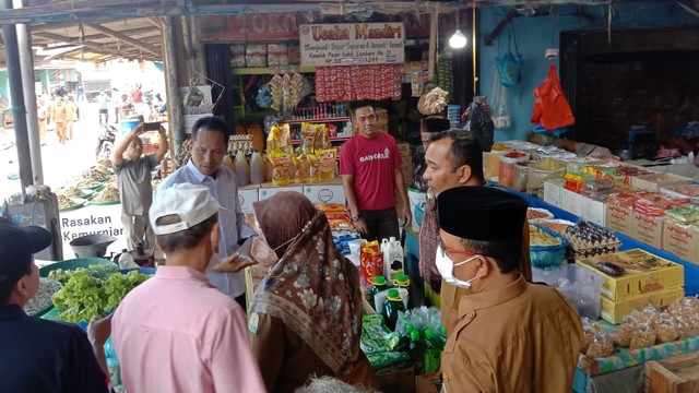 Ditreskrimsus Polda Aceh melakukan pengecekan harga bahan pokok di sejumlah pasar, untuk memastikan pendistribusian dan harga sembako harus stabil menjelang bulan suci Ramadhan pada Rabu (30/3/2022). Foto: Polda Aceh