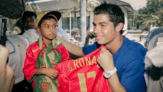 Martunis dengan ayah angkatnya, Cristiano Ronaldo. Foto: Instagram/martunis_ronaldo