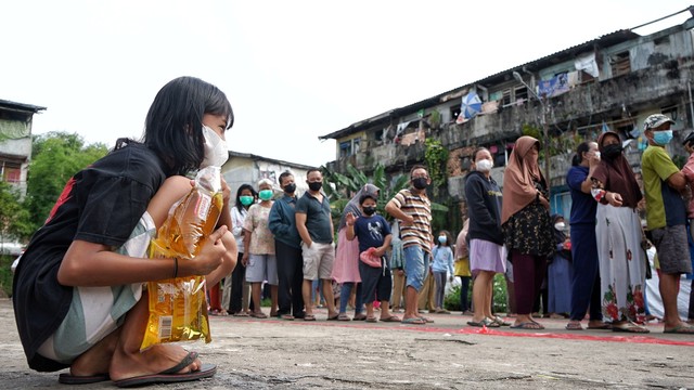 Antrean panjang warga rusun di Palembang serbu minyak goreng murah, Kamis (24/2) Foto: abp/Urban Id