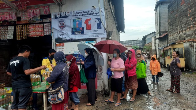 Warga mengantre untuk membeli minyak goreng di Toko Heri Sembako, Jalan Poltangan Raya, Jagakarsa, Jakarta, Sabtu (12/3/2022). Foto: Ave Airiza Gunanto/kumparan