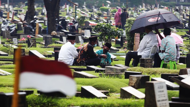 Umat Islam berdoa di makam keluarganya di Tempat Pemakaman Umum (TPU) Tanah Kusir, Kebayoran Lama, Jakarta, Jumat (25/3/2022).  Foto: Muhammad Iqbal/ANTARA FOTO