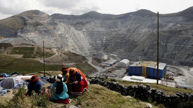 Masyarakat adat dirikan tenda saat aksi protes terhadap Tambang Tembaga Las Bambas di Peru, Selasa (26/4/2022). Foto: Angela Ponce/REUTERS