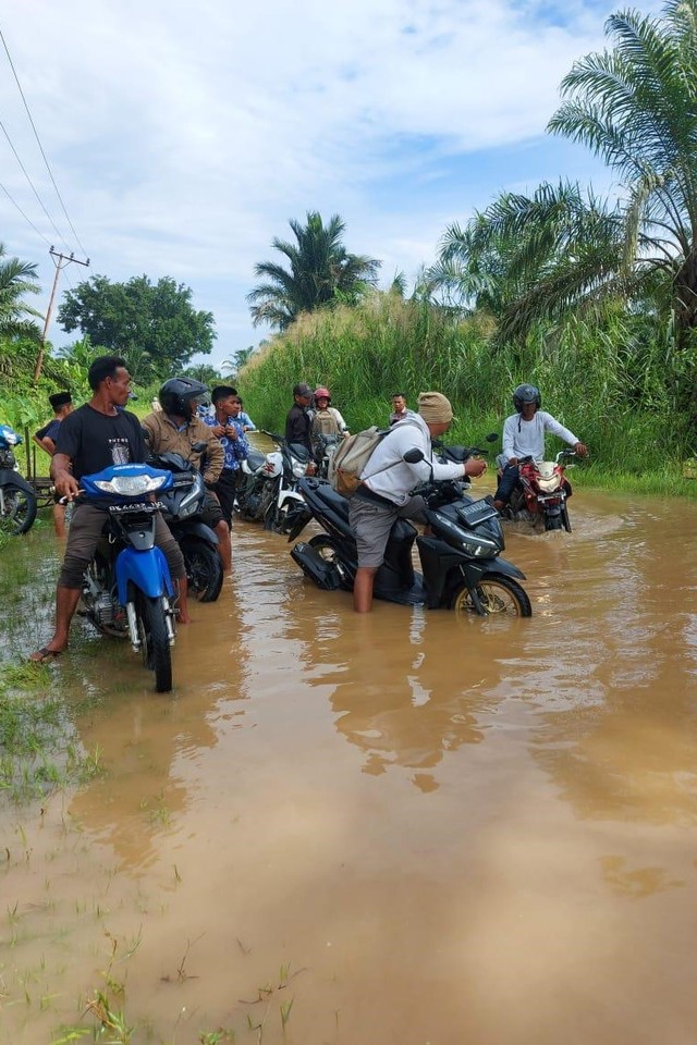 Banjir Landa 15 Desa di Subulussalam, Jalan Lintas Aceh Selatan-Medan Tergenang (33627)