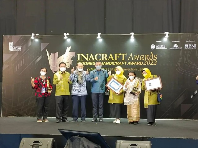 Kain Tenun Sidan Kapuas Hulu berhasil meraih juara pertama dalam ajang INACRAFT Award 2022. Foto: Dok. Prokopim Kapuas Hulu